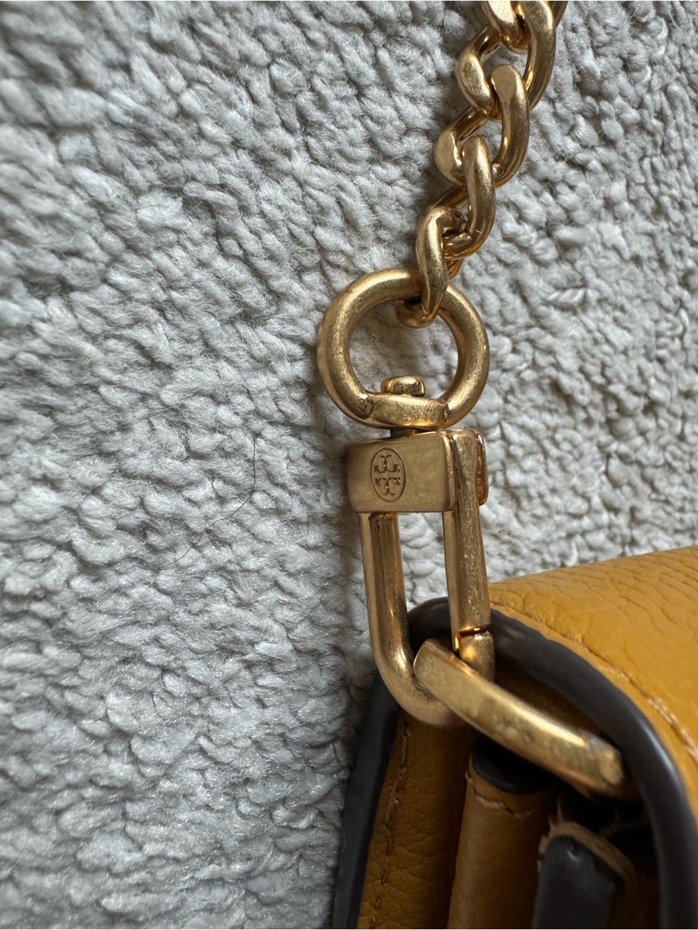 Tory Burch Pebbled Leather Crossbody Bag in Mustard Gold-Tone Logo - Picture 5 of 14